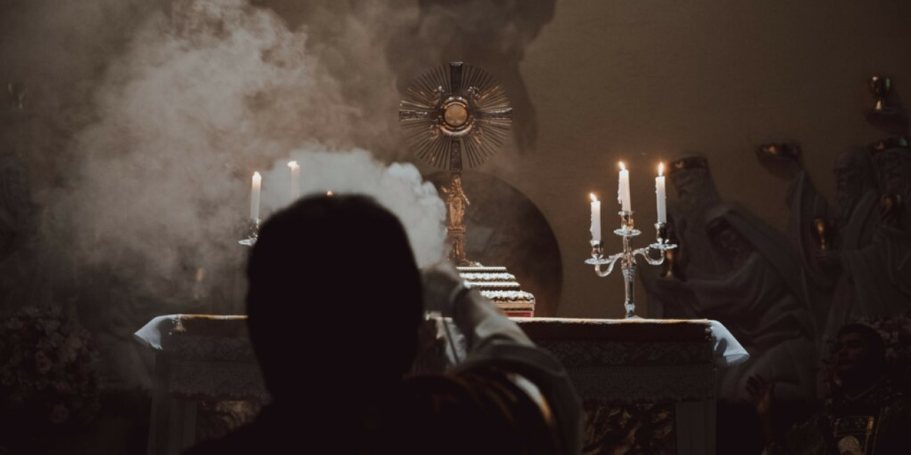 Dlaczego księża palą kadzidło podczas Mszy świętej i adoracji?