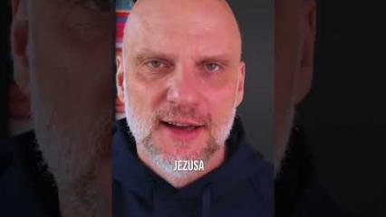 Pycha kroczy przed upadkiem.